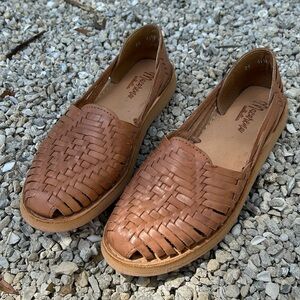 Tan women’s huaraches